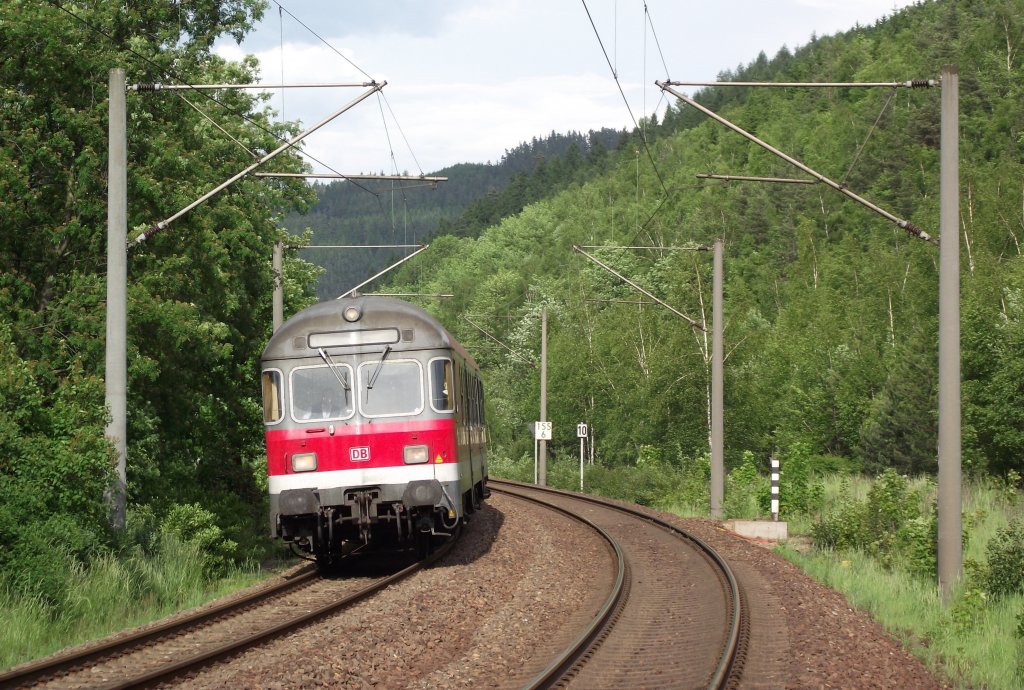 Eine Regionalbahn nach Bamberg ist am 22. Mai 2011 bei Unterloquitz unterwegs.