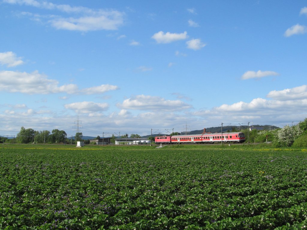 Eine Regionalbahn nach Bamberg ist am 13. Mai 2012 auf der Frankenwaldbahn bei Gundelsdorf unterwegs.