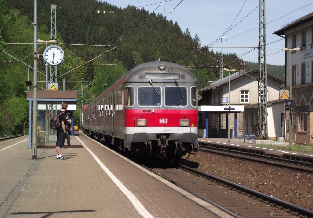 Eine Regionalbahn nach Bamberg erreicht am 7. Mai 2011 den Bahnhof Ludwigsstadt auf Gleis 3.