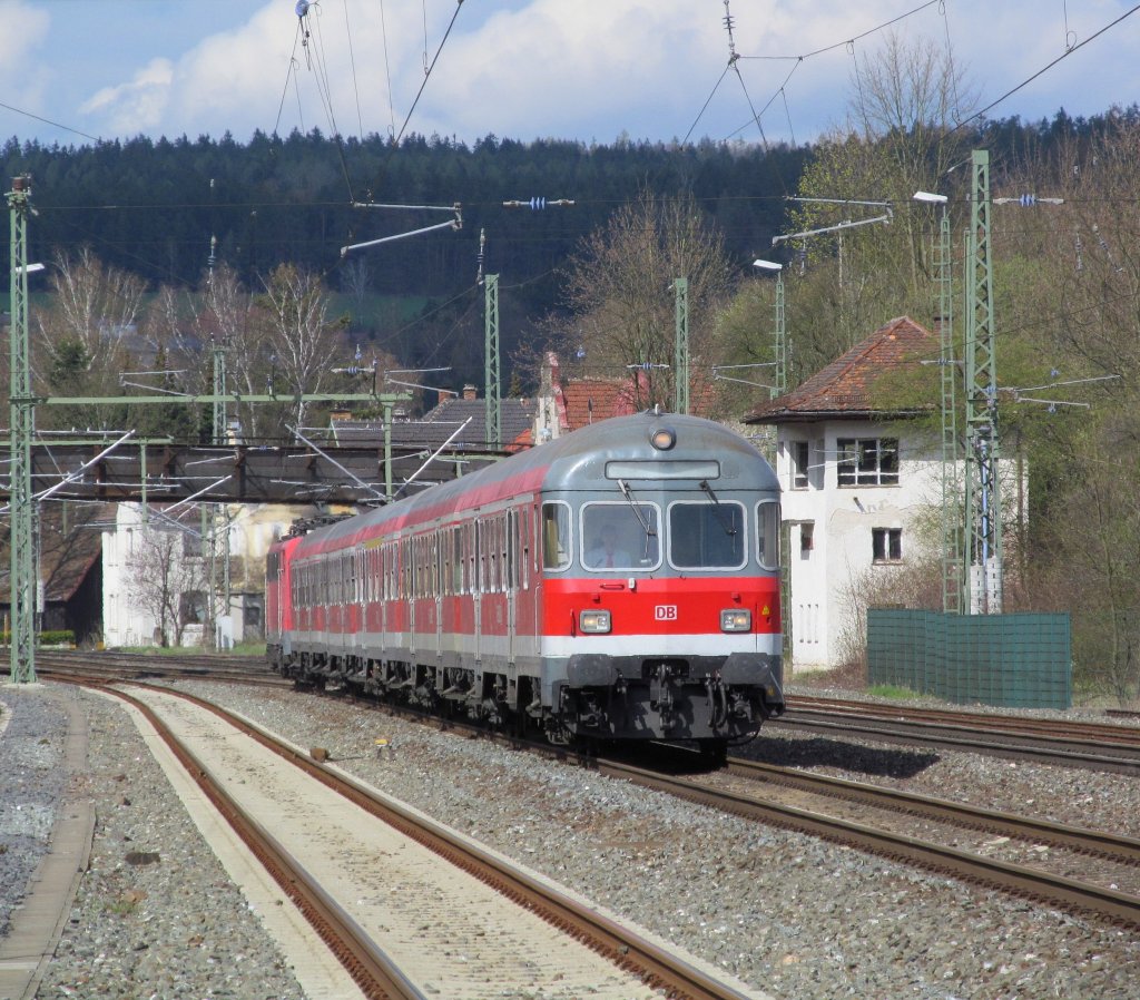 Eine Regionalbahn nach Bamberg erreicht am 20. April 2012 gerade den Kronacher Bahnhof auf Gleis 3.