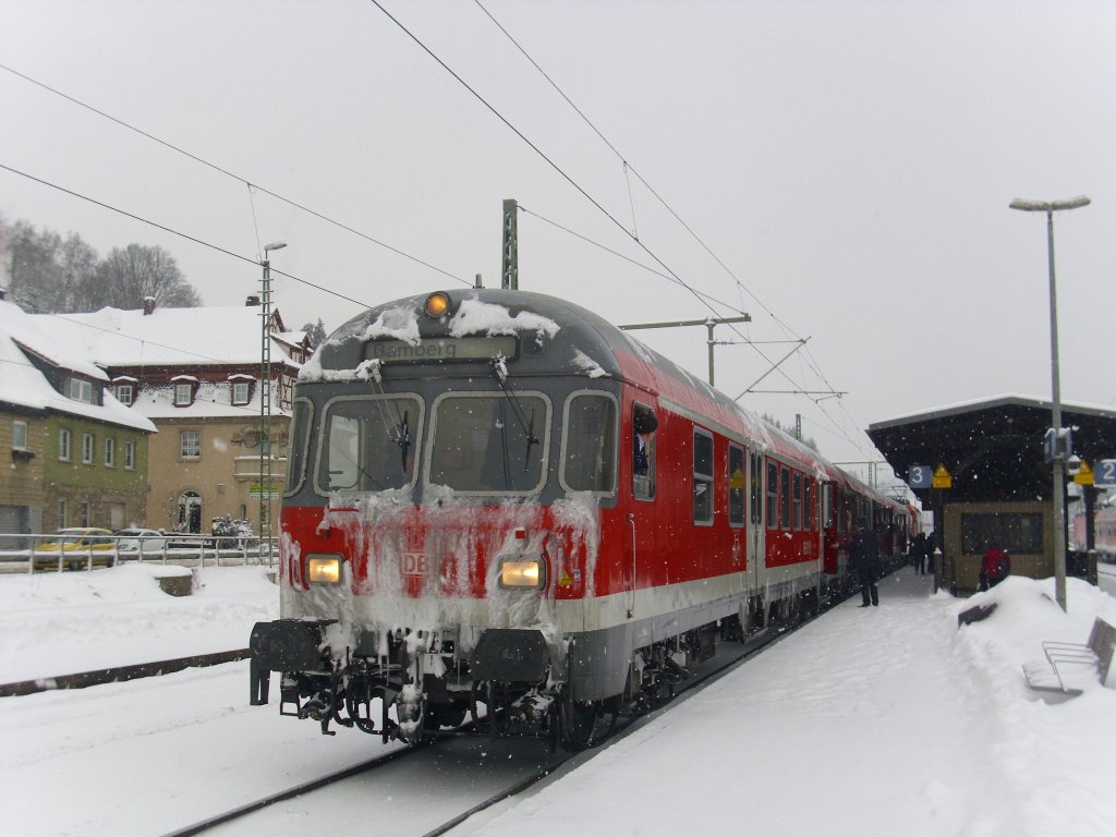 Eine Regionalbahn nach Bamberg hat am 17. Dezember 2010 Kronach auf Gleis 3 erreicht.