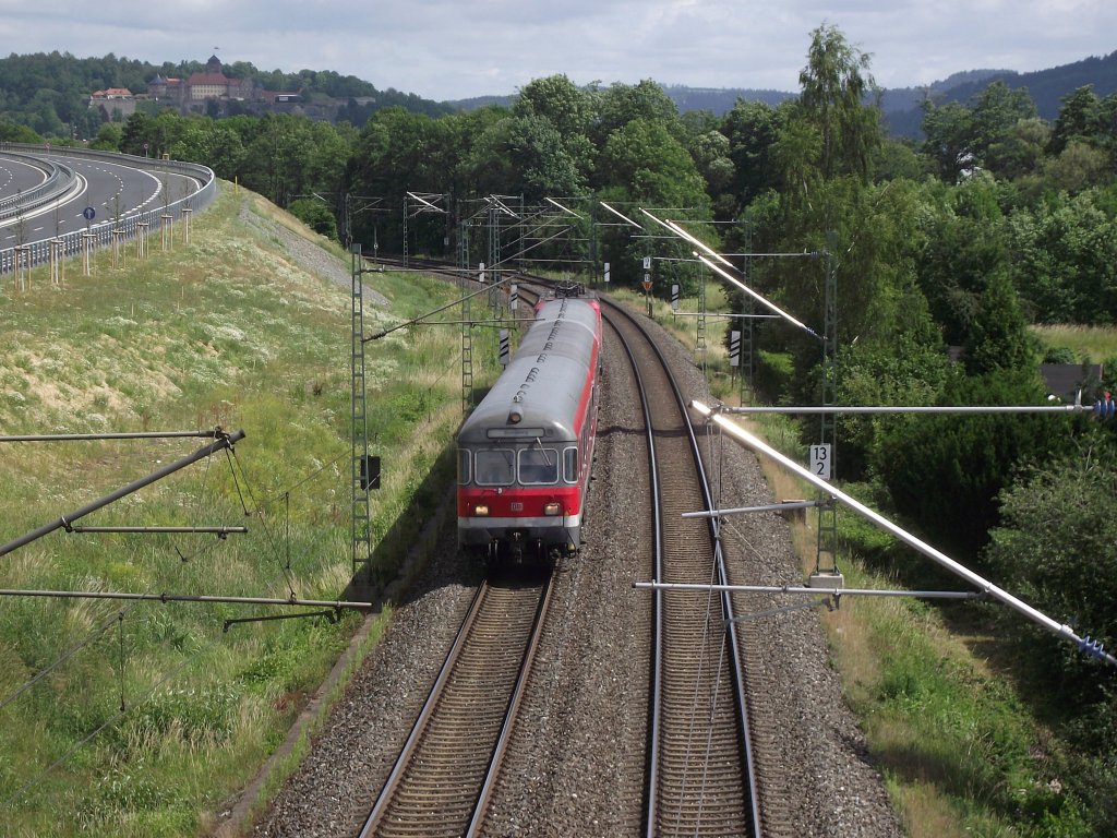 Eine Regionalbahn nach Bamberg hat am 20. Juni 2011 vor kurzem den Startbahnhof Kronach verlassen und fhrt nun dem erstem Zwischenhalt in Neuses (bei Kronach entgegen). Im Hintergrund sind noch die Kronacher Festung sowie die Stadtautobahn zu sehen.