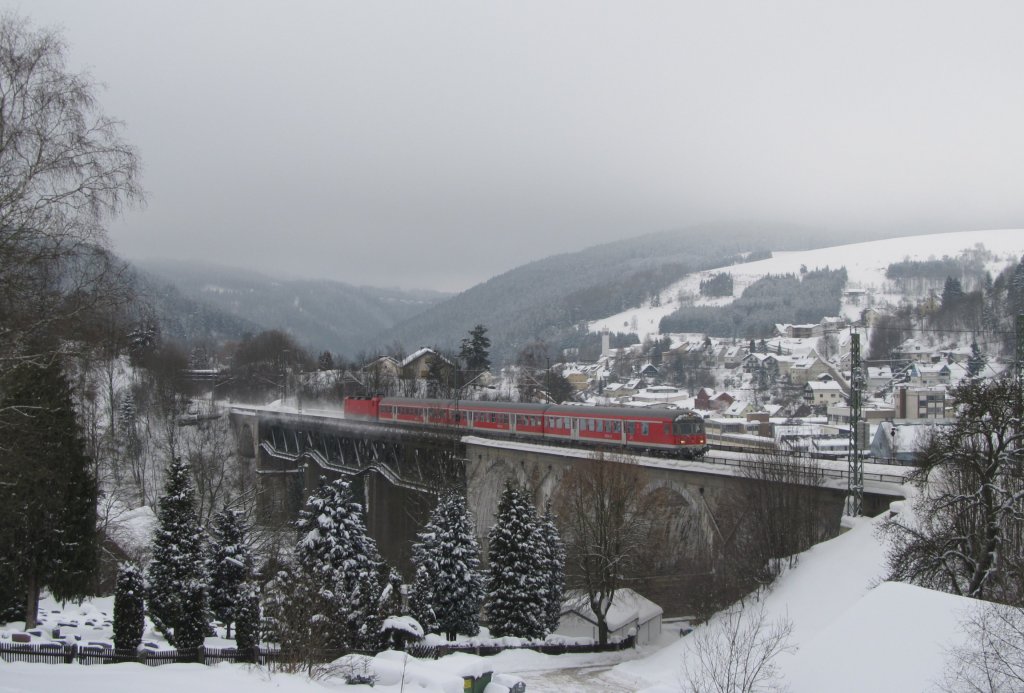 Eine Regionalbahn nach Bamberg berquert am 28. Dezember 2010 das Trogenbachviadukt in Ludwigsstadt in Richtung Kronach.