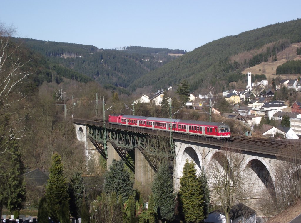 Eine Regionalbahn nach Bamberg berquert am 8. Mrz 2011 das Trogenbachviadukt in Ludwigsstadt.