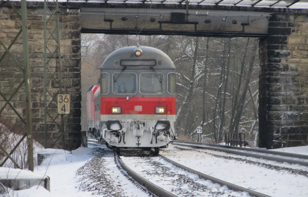Eine Regionalbahn nach Bamberg unterquert am 3. Januar 2011 eine Straenbrcke bei Michelau.