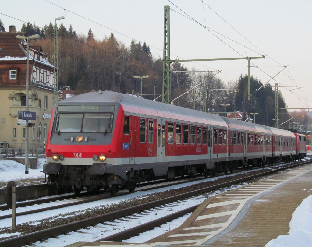 Eine Regionalbahn nach Bamberg verlsst am 31. Januar 2012 mit fhrendem Bnrbdzf 480.4 den Bahnhof Kronach.