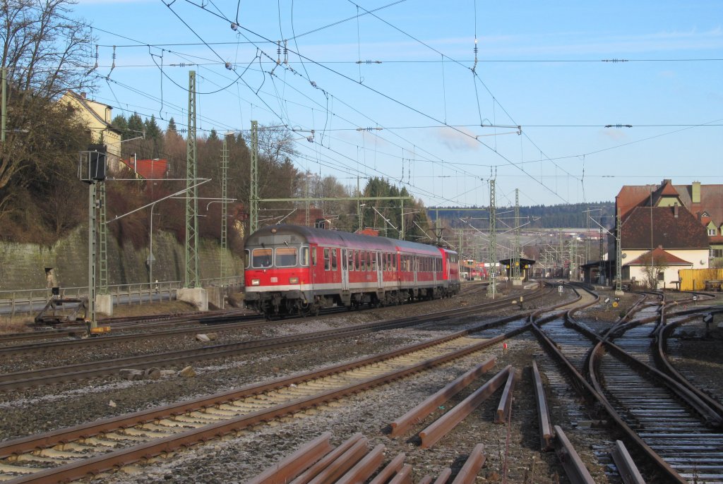 Eine Regionalbahn nach Bamberg verlsst am 13. Januar 2013 den Bahnhof Kronach.