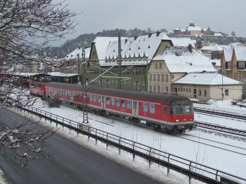 Eine Regionalbahn nach Bamberg verlsst am 09. Februar 2013 den Bahnhof Kronach ber Gleis 4.