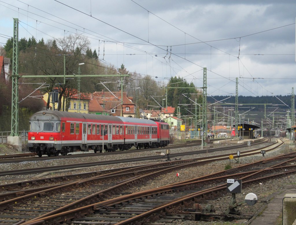 Eine Regionalbahn nach Bamberg verlsst am 12. April 2013 den Bahnhof Kronach.