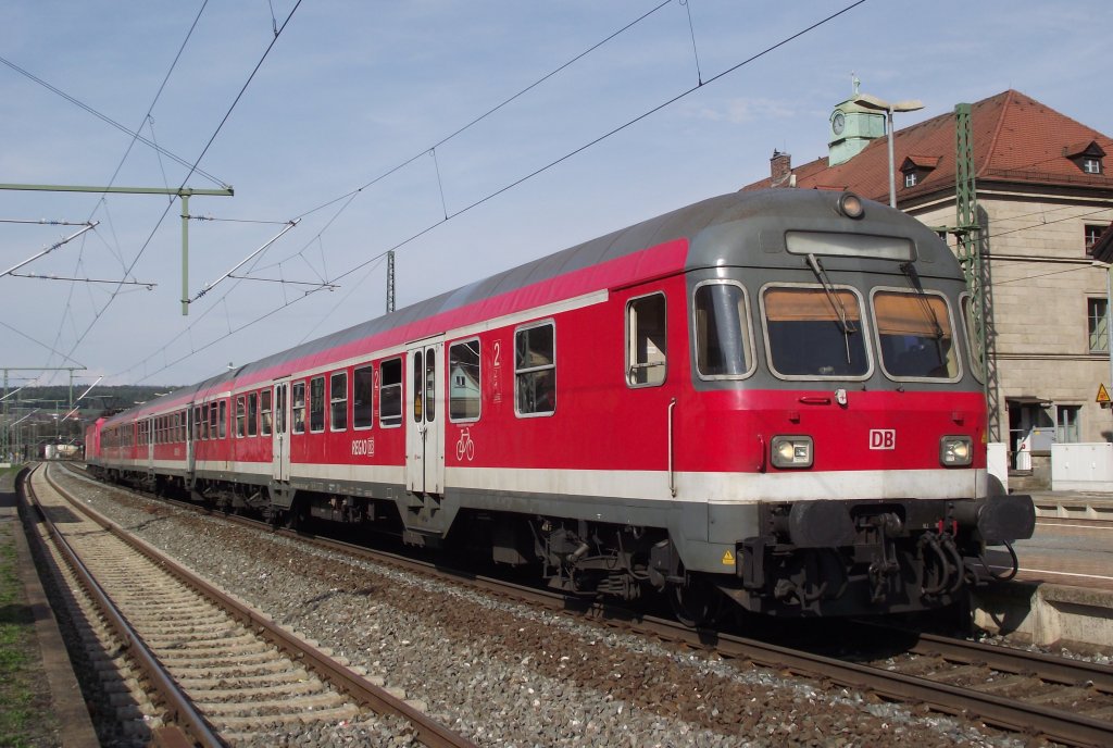 Eine Regionalbahn nach Lichtenfels steht am 3. April 2011 an Gleis 3 in Kronach.