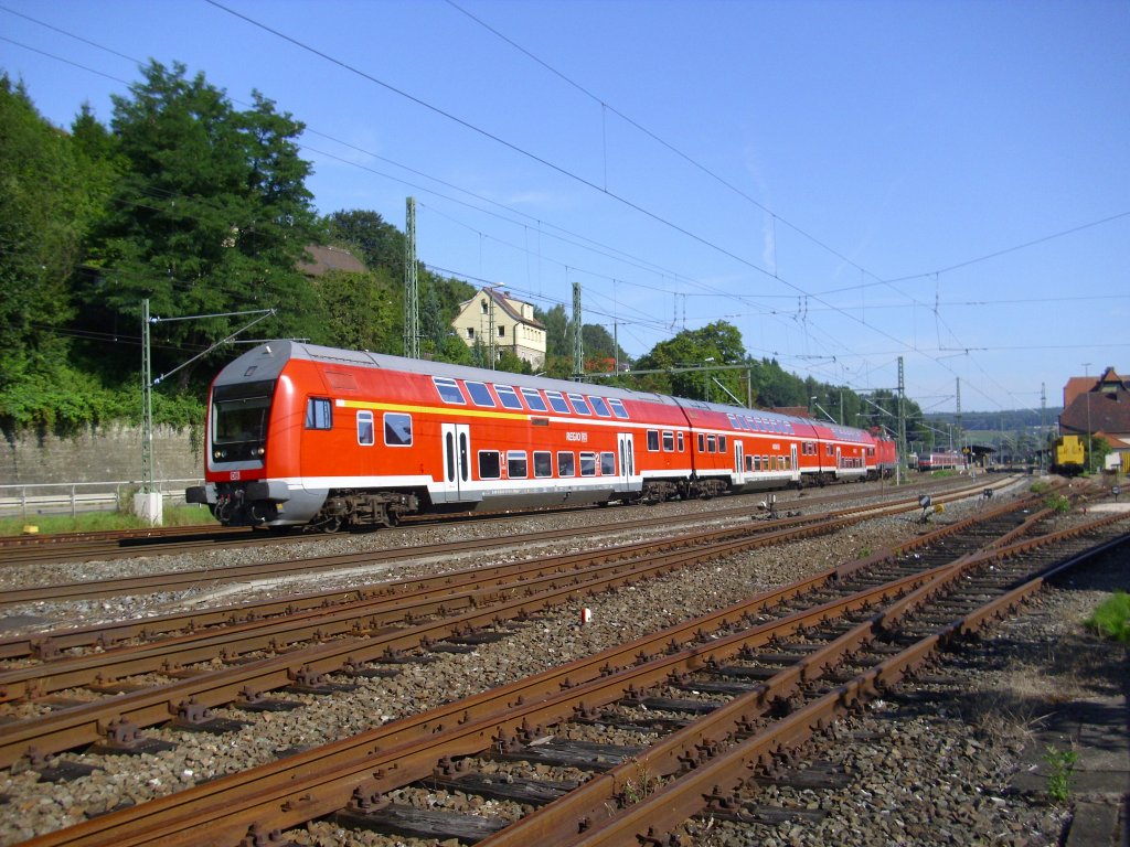Eine Regionalbahn nach Lichtenfels verlsst am 21. August 2010 den Kronacher Bahnhof ber Gleis 3.