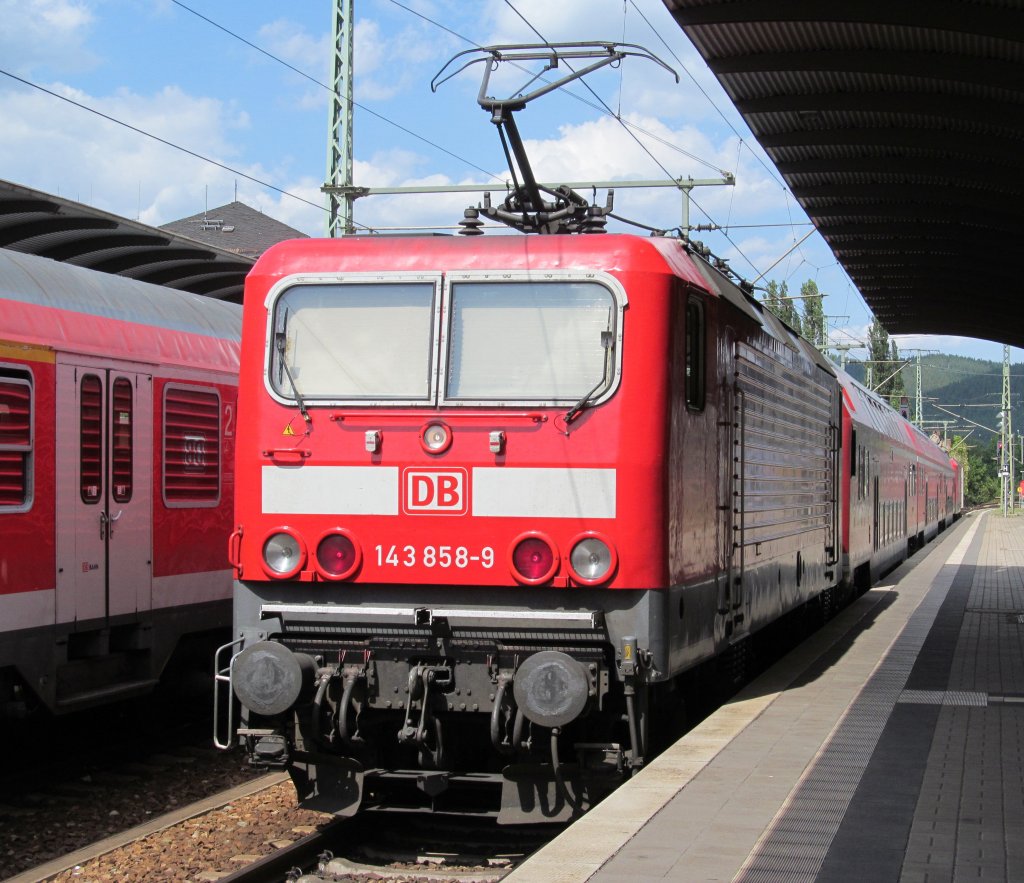Eine Regionalbahn nach Naumburg (Saale) Hbf steht am 13. August 2012 im 143er-Sandwich mit 143 858-9 am Schluss im Bahnhof Saalfeld (Saale).