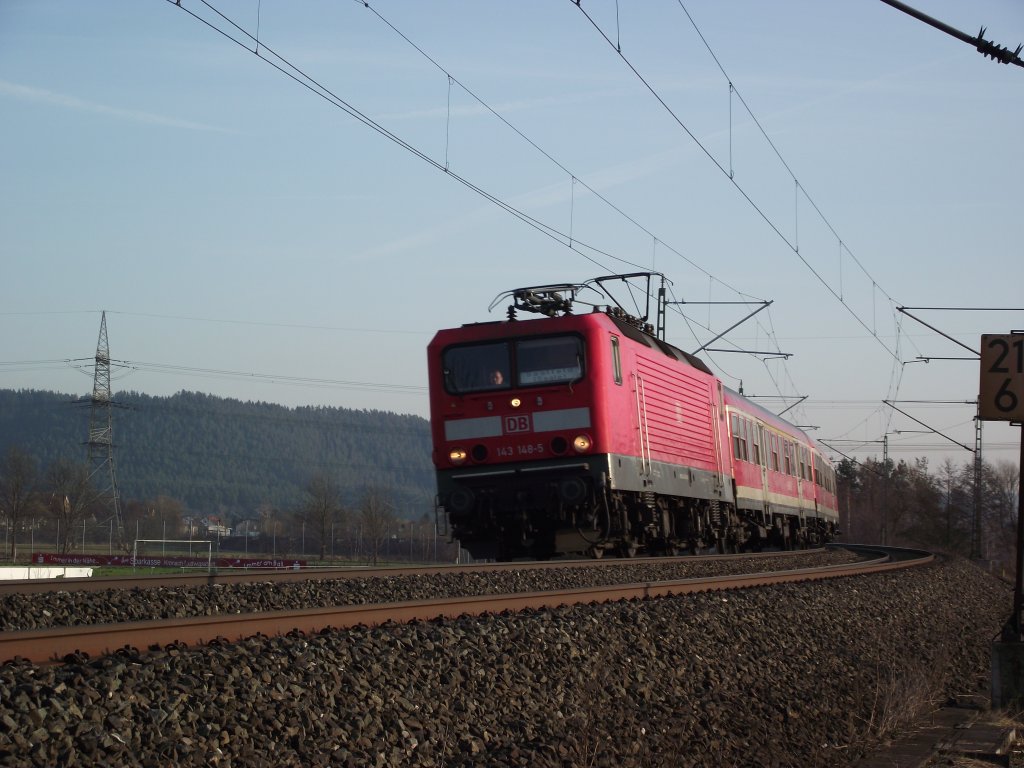 Eine Regionalbahn nach Saalfeld (Saale) ist am 7. Februar 2011 auf der Frankenwaldbahn bei Halach (bei Kronach) unterwegs.