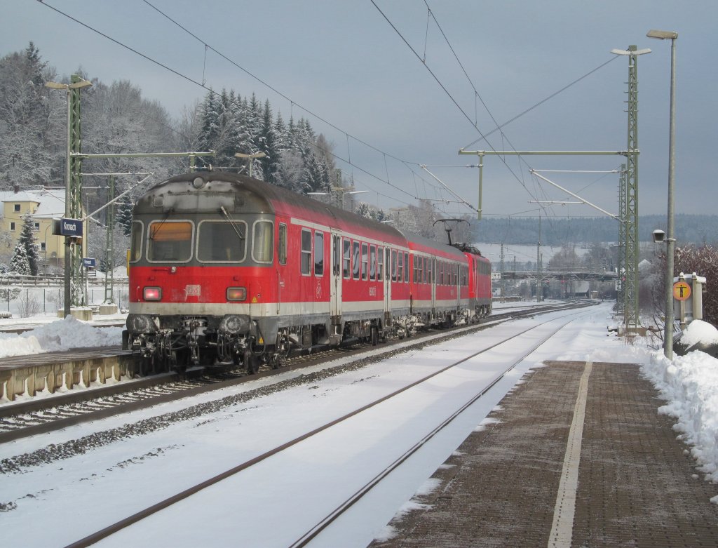Eine Regionalbahn nach Saalfeld (Saale) verlsst am 09. Februar 2013 den Bahnhof Kronach.