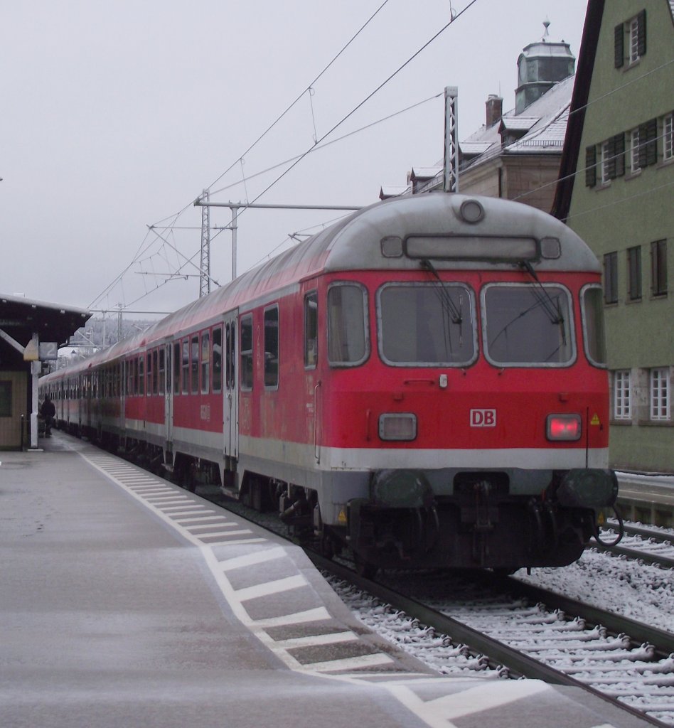Eine Regionalbahn nach Saalfeld steht am 05. Januar 2012 mit Farbsonderling 82-34 144-9 (Bnrdzf 477.2) am Zugschluss auf Gleis 2 in Kronach.