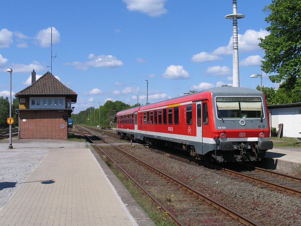 Eine Regionalbahn nach Sderbrarup in Soltau?? Nein, hier fahrt 628 555/928 555 ab mit RB 14648 Uelzen-Bremen Hauptbahnhof auf Bahnhof Soltau am 3-5-2011.