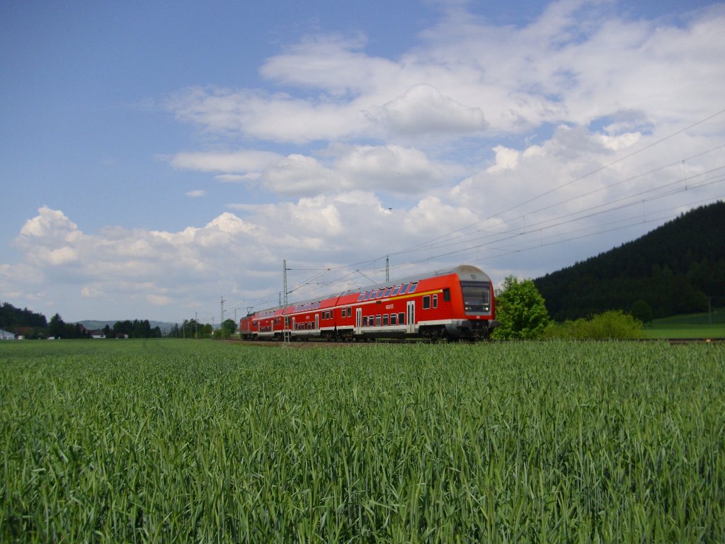 Eine Regionalbahn von Naumburg nach Lichtenfels ist am 22. Mai 2010 nrdlich von Kronach unterwegs.