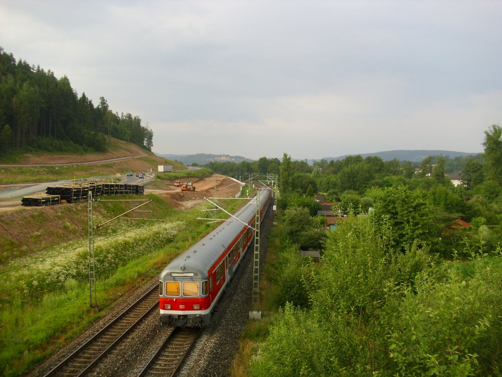 Eine Regionalbahn von Neumarkt (Oberpfalz) nach Kronach ber Nrnberg und Lichtenfels ist am 5. Juli 2010 zwischen Neuses und Kronach unterwegs.