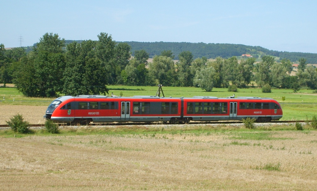 Eine Regionalbahn Richtung Bad Windsheim am 1.8.07 zwischen Dietersheim und Dottenheim. (Blick nach Nordosten)
