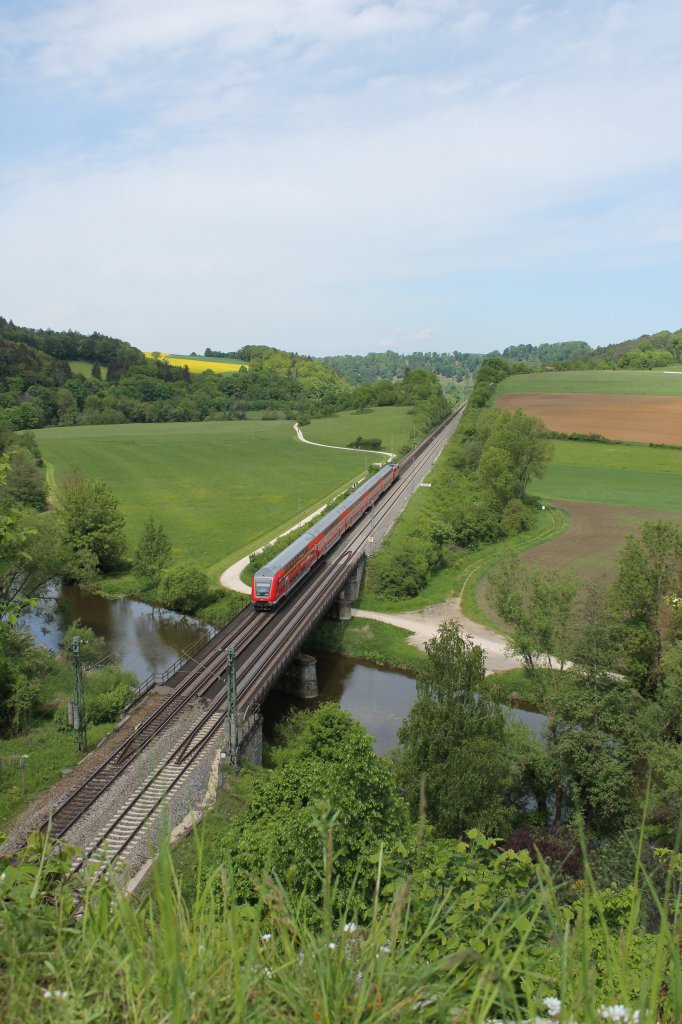 Eine Regionalbahn in Richtung Mnchen hier kurz vor Dollnstein im schnen Altmhltal am 19.05.2013