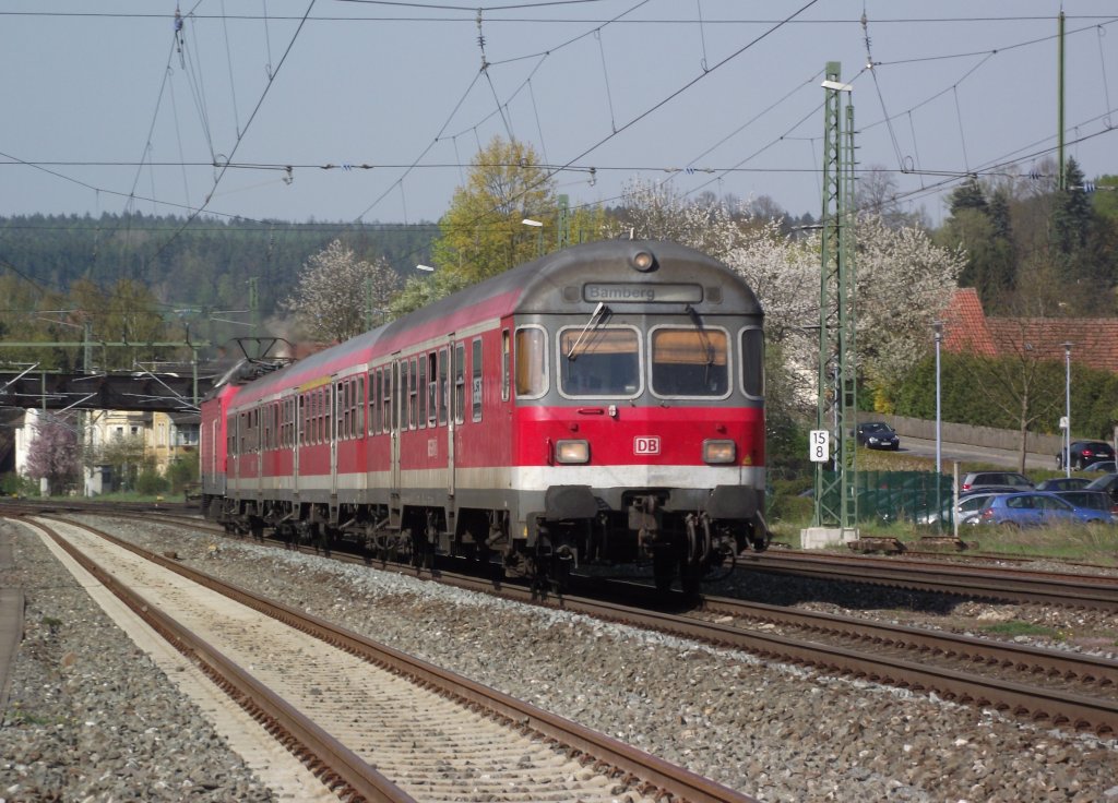 Eine Regionalbahn von Saalfeld nach Bamberg erreicht am 20. April 2011 den Kronacher Bahnhof auf Gleis 3.