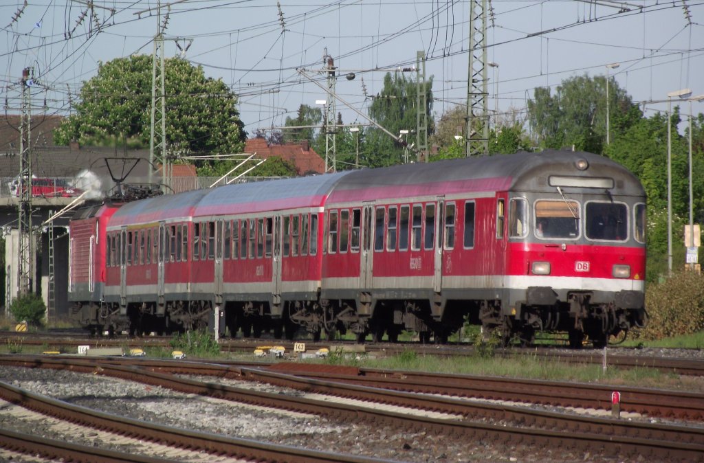 Eine Regionalbahn von Saalfeld nach Bamberg ist am 7. Mai 2011 kurz vor Lichtenfels unterwegs.