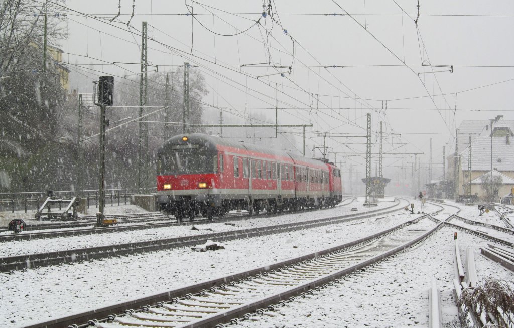 Eine Regionalbahn von Saalfeld nach Bamberg verlsst am 07. Januar 2012 whrend eines Schneeschauers den Kronacher Bahnhof.