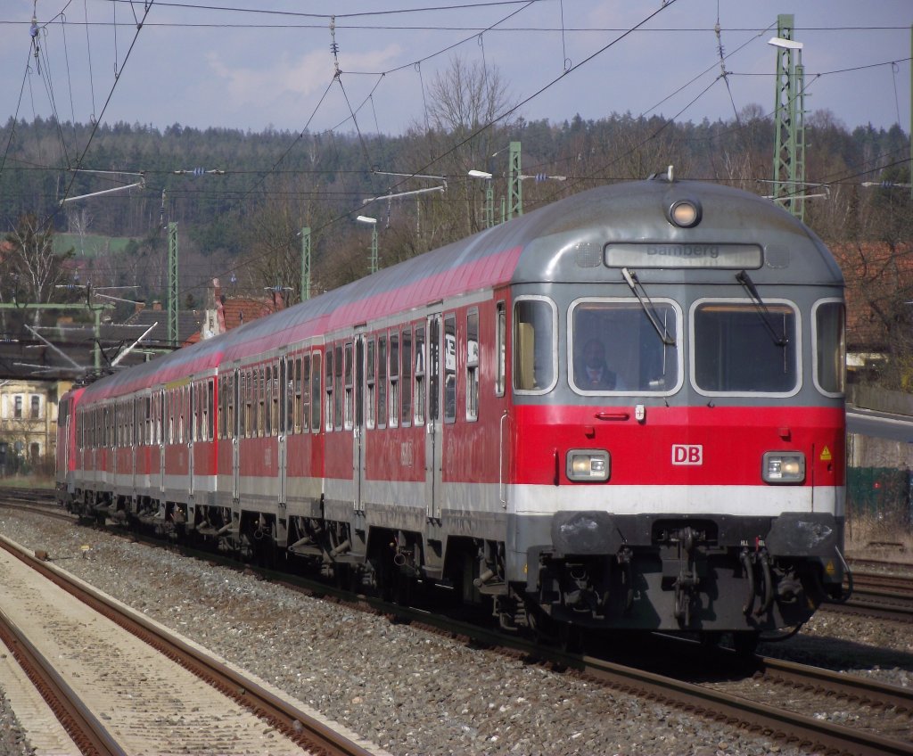 Eine Regionalbahn von Saalfeld nach Bamberg erreicht am 3. April 2012 den Kronacher Bahnhof auf Gleis 3.