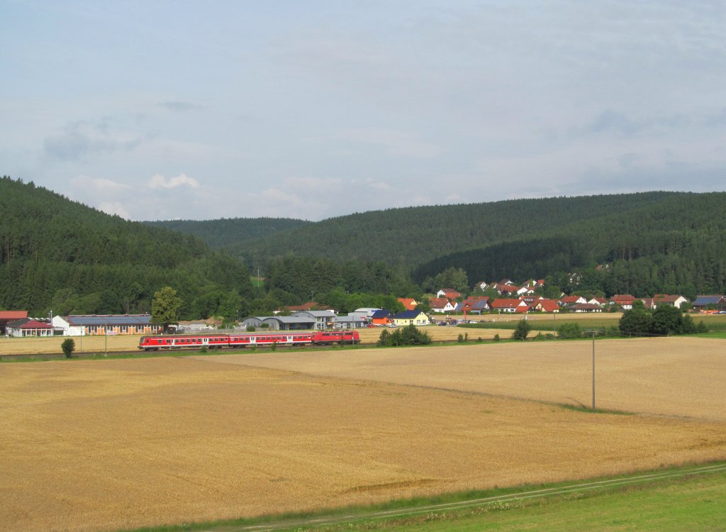 Eine Regionalbahn von Saalfeld nach Bamberg ist am 20. Juli 2012 bei Knellendorf unterwegs.