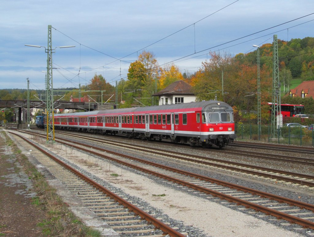 Eine Regionalbahn von Saalfeld nach Bamberg erreicht am 17. Oktober 2012 den Bahnhof Kronach. Am Zugschluss schiebt 111 017.