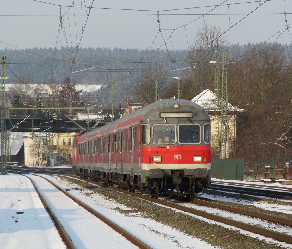 Eine Regionalbahn von Saalfeld (Saale) nach Bamberg erreicht am 30. Januar 2012 den Bahnhof Kronach. Am Zugschluss schiebt 111 206-9 nach.