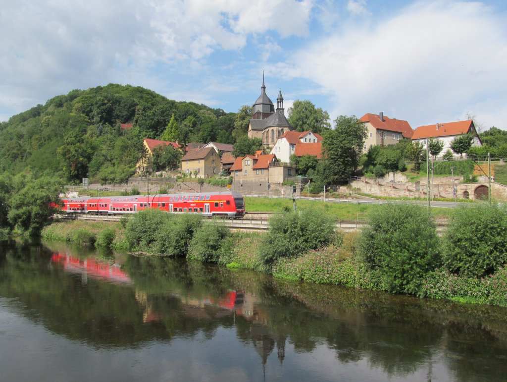 Eine Regionalbahn von Saalfeld (Saale) nach Naumburg (Saale) Hbf ist am 04. August 2012 bei Rothenstein unterwegs.