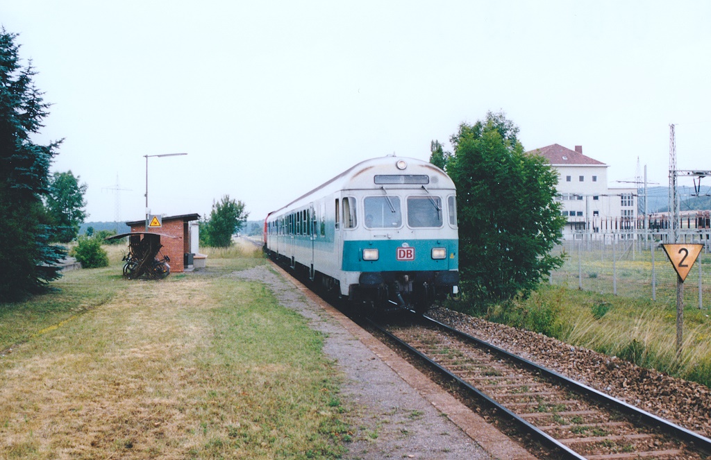 Eine Regionalbahn Steinach - Rothenburg hlt am 7.7.00 in Hartershofen. Am rechten Bildrand das markante Umspannwerk.