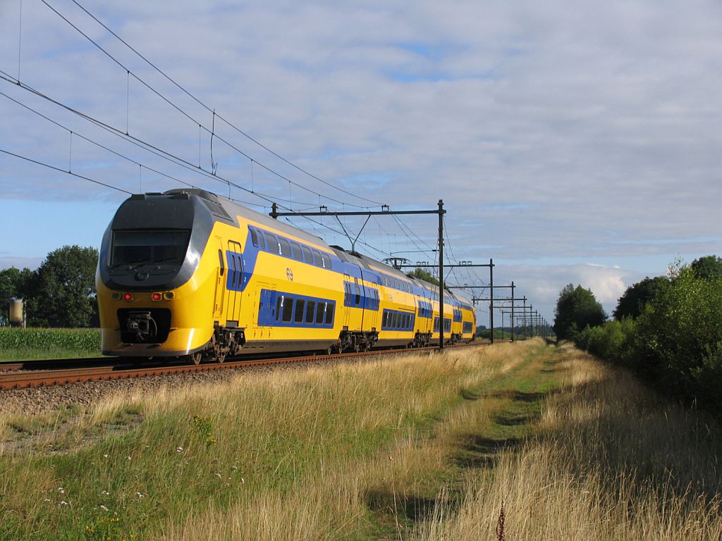 Eine Regiorunner mit IC 521 Rotterdam CS-Groningen bei Tynaarlo am 30-7-2010.