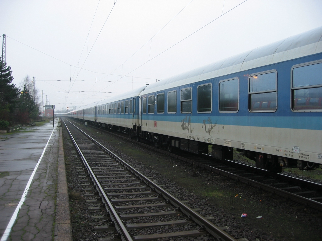 Eine Reihe Reisezugwagen steht 21/12/2002 in Homburg (Saar) Hauptbahnhof.
