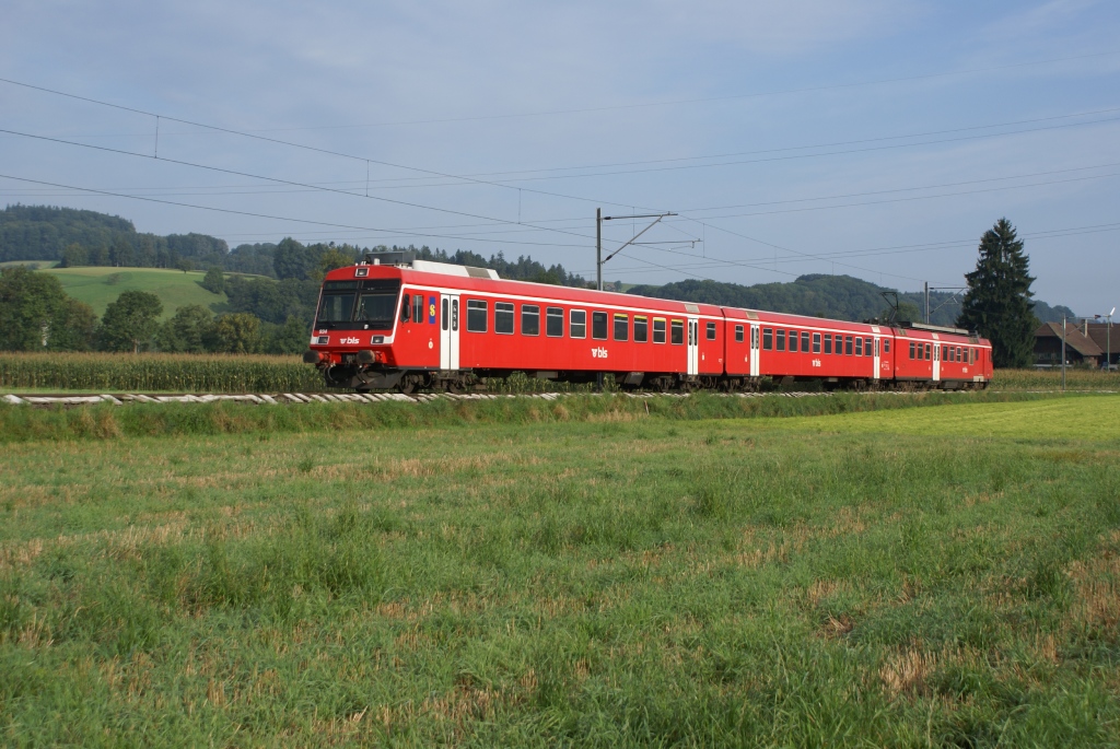 Eine rein rote S 7 nach Huttwil fhrt am 6.9.10 von Lindenholz Richtung Kleindietwil.