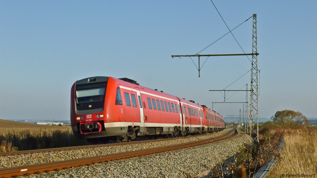 Eine Rennstrecke für die bogenschnellen VT 612 ist der ehemals elektrifizierte Streckenabschnitt zwischen Arnstadt und Neudietendorf. Das Dreiergespann aus Würzburg ist hier als  Mainfranken-Thüringen-Express  bei Haarhausen unterwegs nach Erfurt. (23.10.2011)