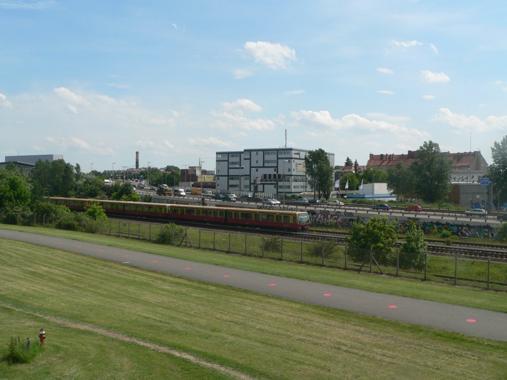 Eine Ringbahn (BR 481) auf dem Weg zum Bahnhof Tempelhof. Vorne im Bild eine der bei Sportlern beliebten Asphaltstrecken auf dem ehemaligen Flughafen Tempelhof. 10.6.2010