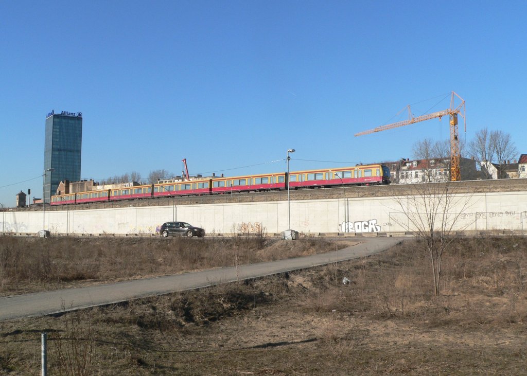Eine Ringbahn vor dem Allianz-Tower nahe Treptower Park am 8.3.2011
Nach und nach verbaut sich die Stadt ihre verbliebenen freien Fl�chen, nat�rlich sollen auch in dieser attraktiven Innenstadtlage bald Wohnh�user entstehen.