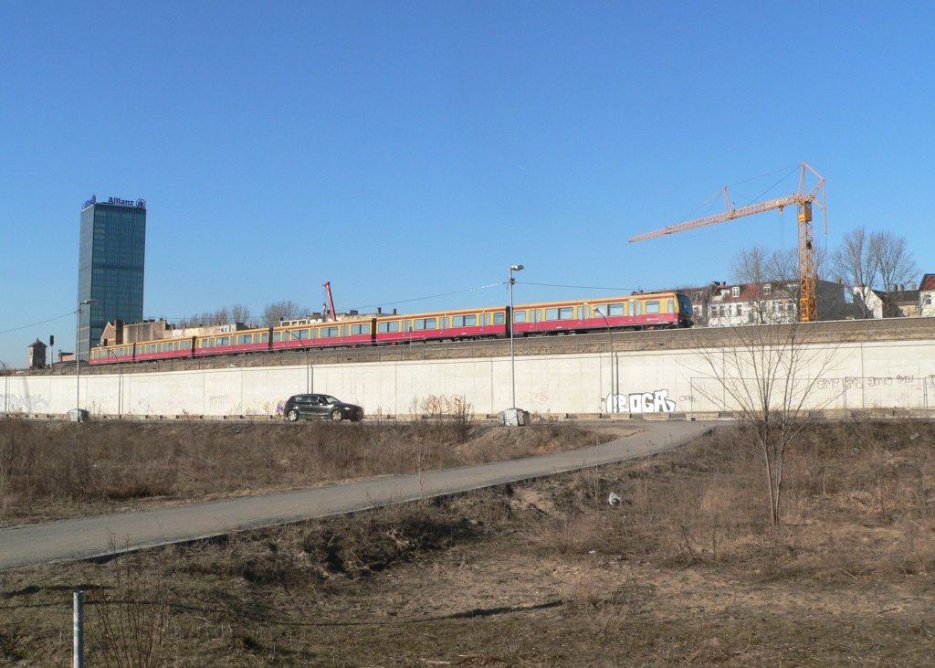 Eine Ringbahn vor dem Allianz-Tower nahe Treptower Park am 8.3.2011
Nach und nach verbaut sich die Stadt ihre verbliebenen freien Flchen, natrlich sollen auch in dieser attraktiven Innenstadtlage bald Wohnhuser entstehen.