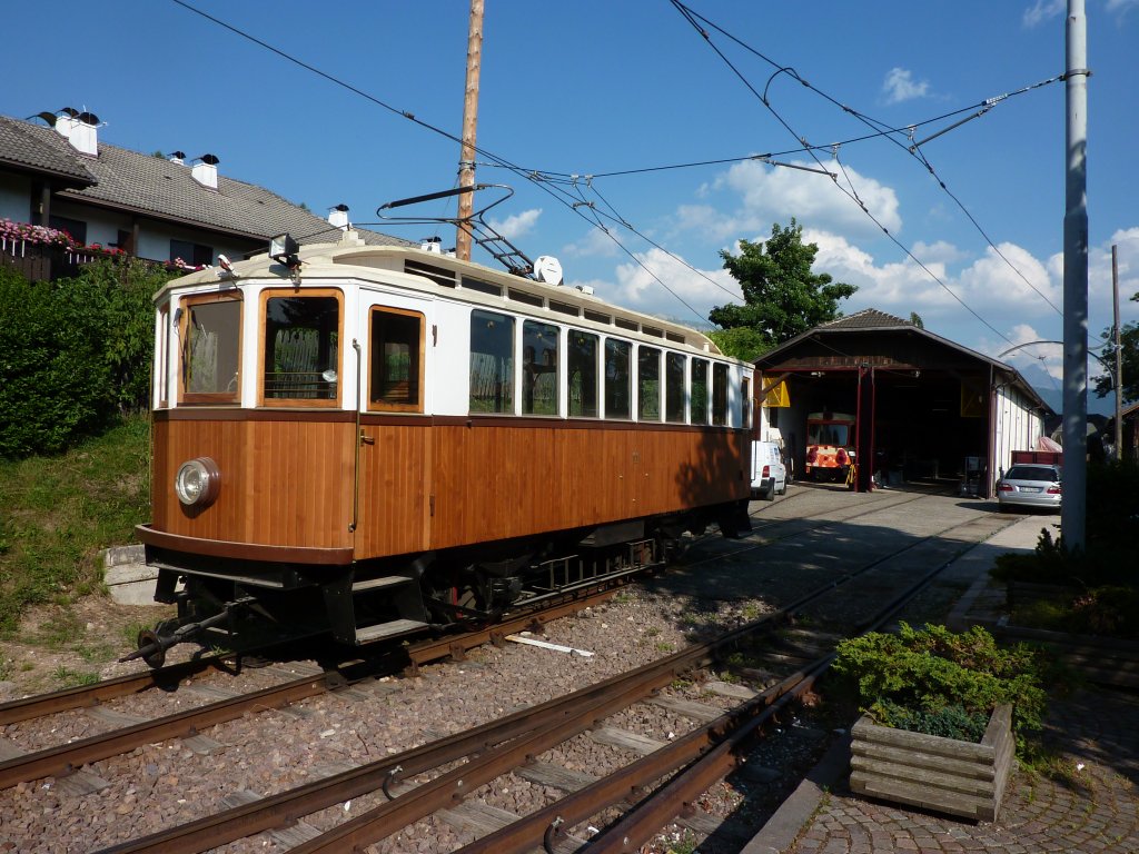 Eine Rittenbahn steht am 15.7.2010 im Bahnhof Klobenstein. Im Betriebswerk wird ein Straenbahntriebwagen in Stand gesetzt.