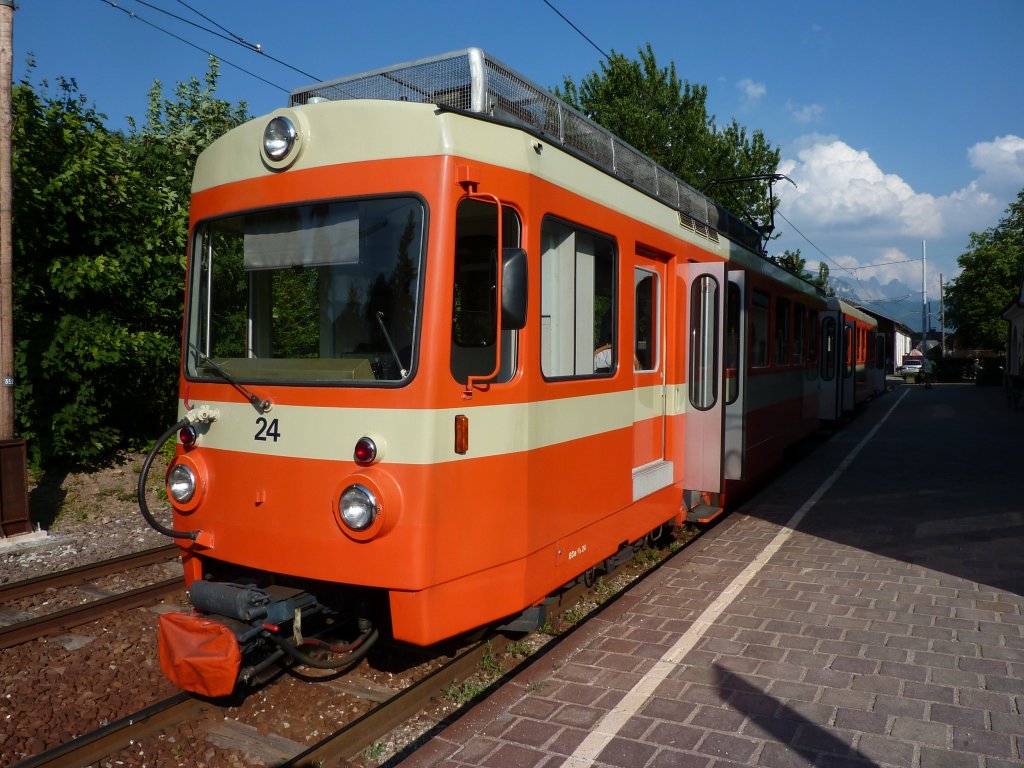 Eine Rittnerbahn wartet am 15.7.2010 in Klobenstein auf die Abfahrt nach Oberbozen.