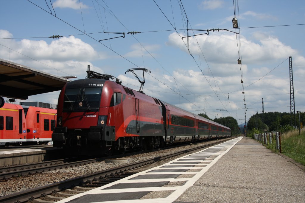 Eine RJ Garnitur am Weg nach Mnchen bei der Durchfahrt in bersee am Chiemsee am 08.08.12