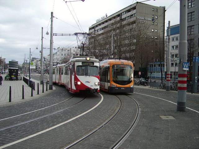 Eine RNV Dwag Straenbahn trifft das moderne Pendant eine RNV Variobahn in Mannheim Hbf am 05.02.11