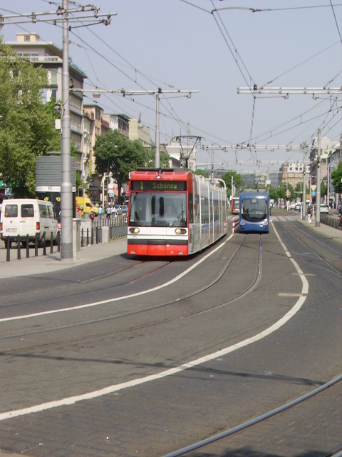Eine RNV Stra�enbahn am 21.04.11 in Mannheim 