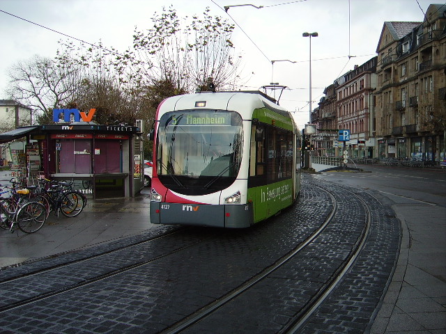 Eine RNV Stra�enbahn in Heidelberg am Bismarckplatz am 27.11.10