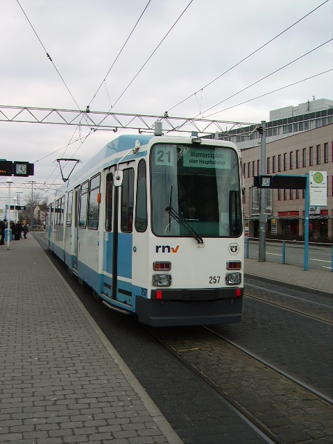Eine RNV Straenbahn in Heidelberg am Hbf am 28.01.11