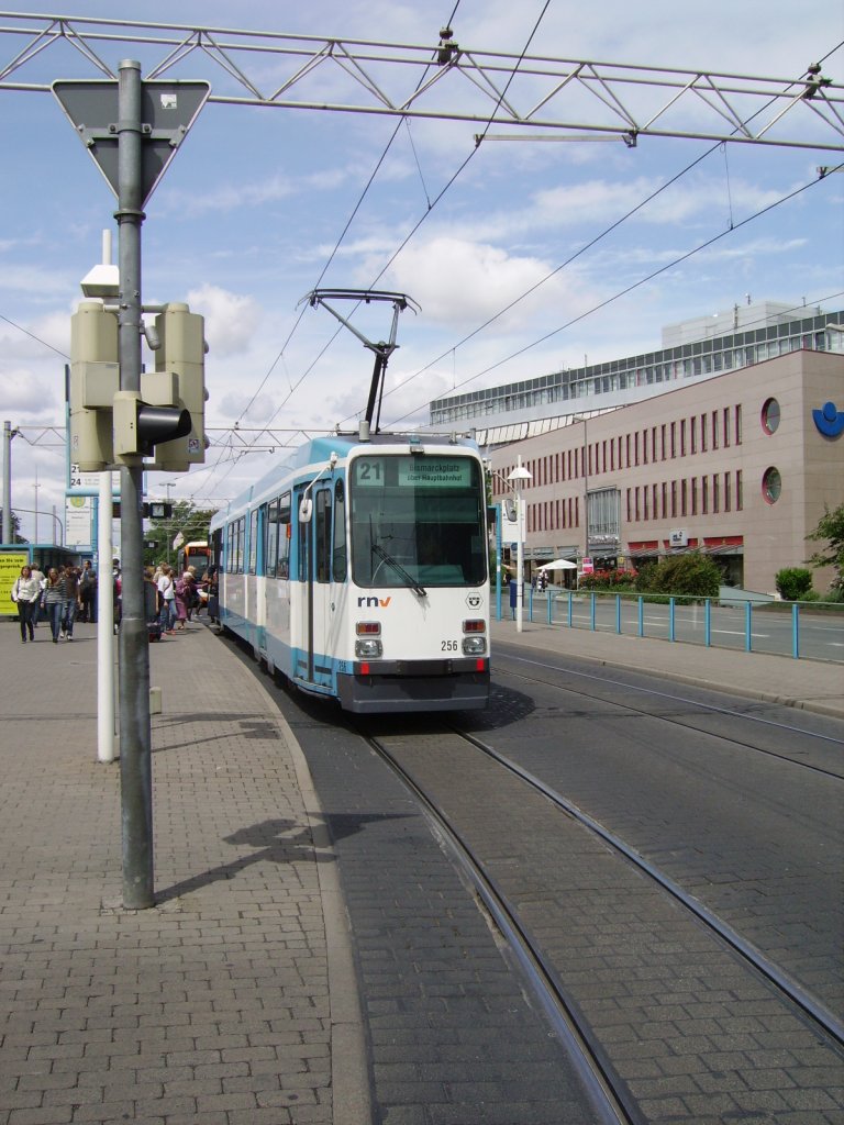 Eine RNV Straenbahn in Heidelberg Hbf am 27.05.11