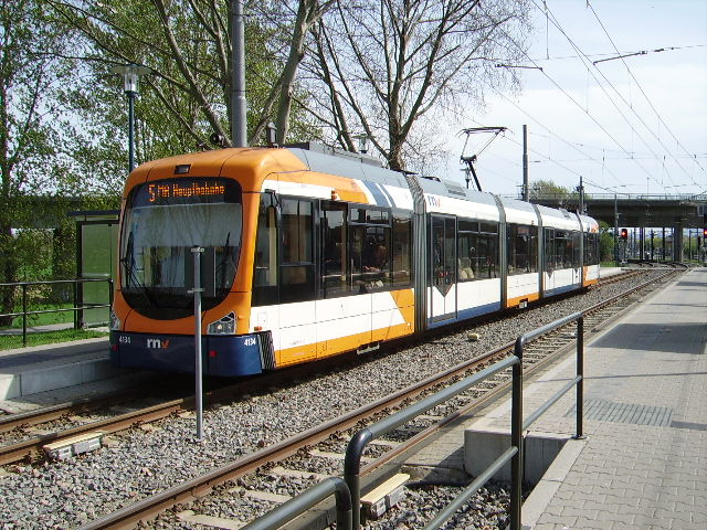 Eine RNV Variobahn am 03.04.11 in Mannheim am Airport 