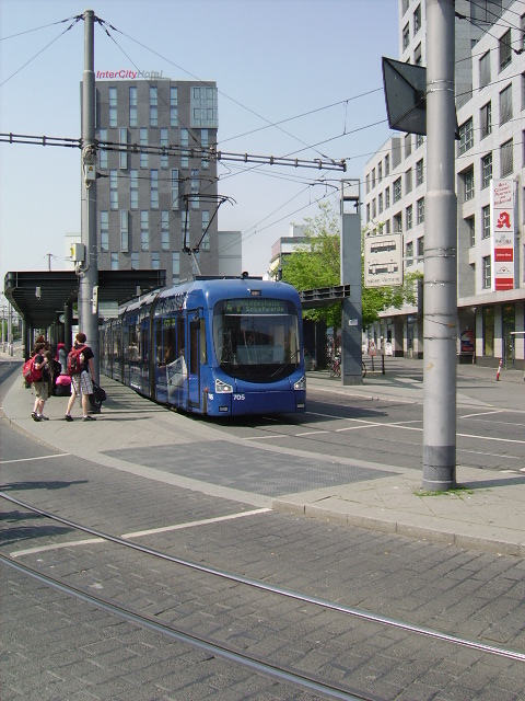 Eine RNV Variobahn am 21.04.11 in Mannheim 